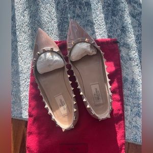 Valentino Garavani Patent Rockstud Flats in Greyish Pink size 37